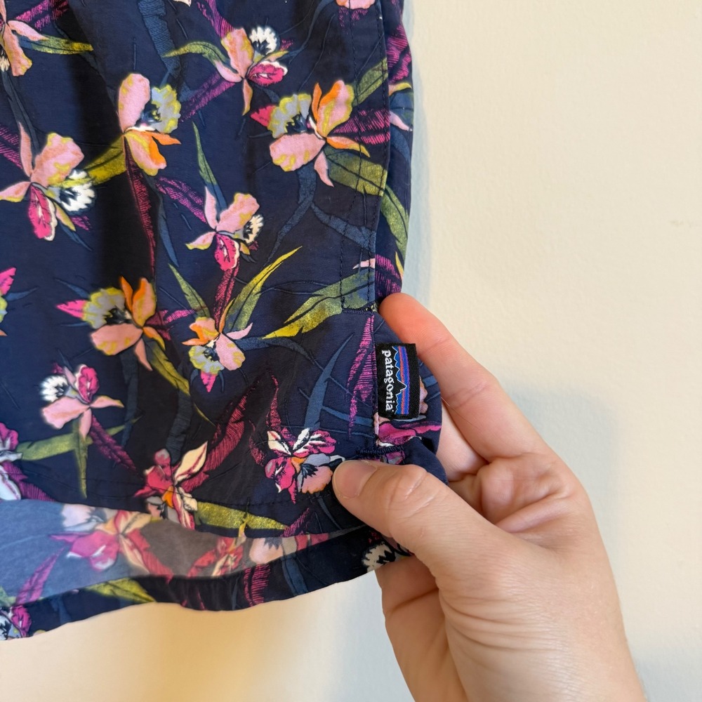Patagonia Baggies Shorts Womens Small Navy Blue Floral Orchid Print 2.5 Inseam - Picture 2 of 5